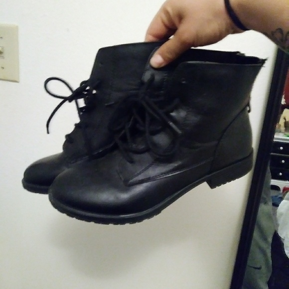 Black boots - Picture 2 of 2